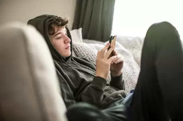 Meta's AI Chatbots: Questionable Guidelines Allow Flirtatious Interactions with Minors and Propagation of False Information